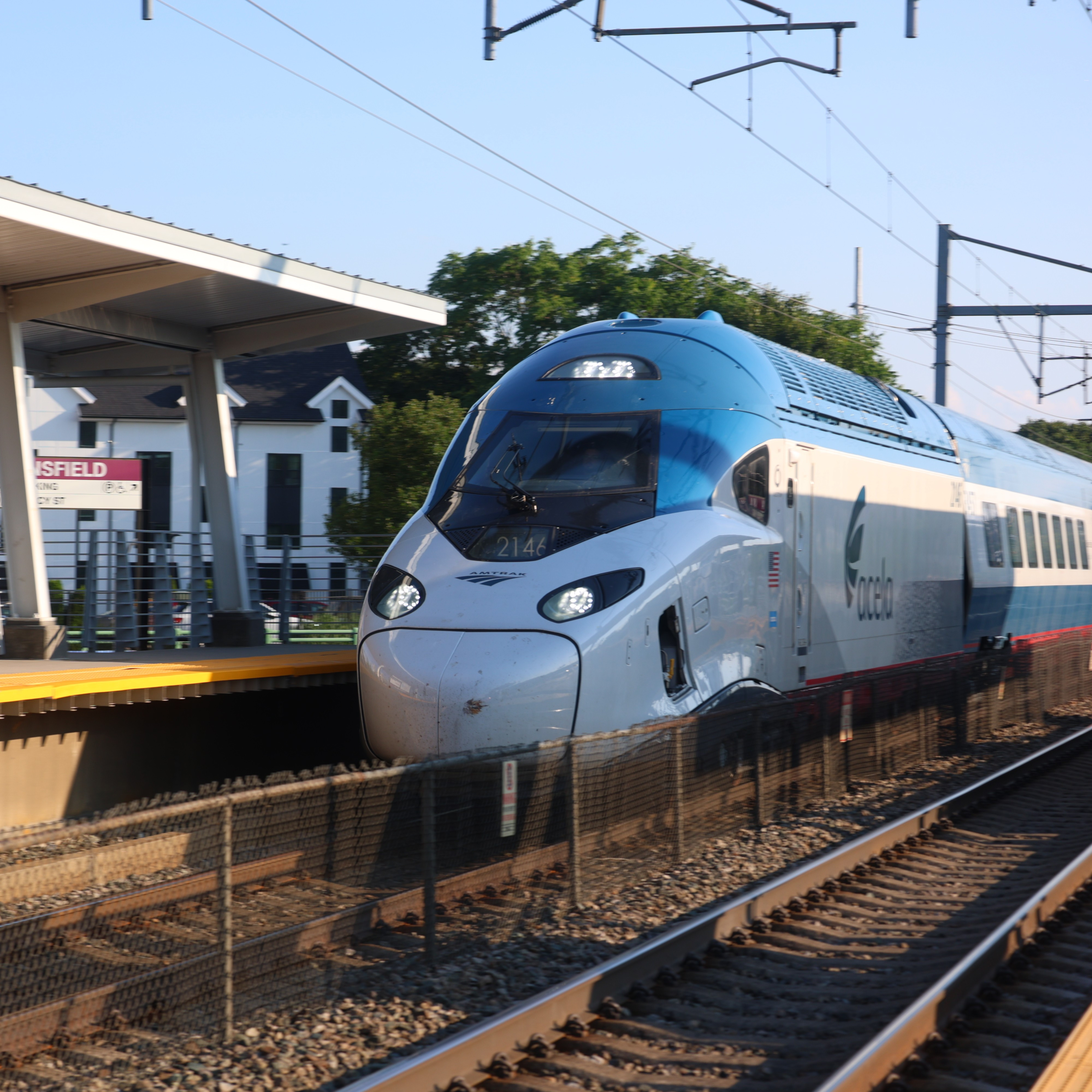 An Alstom Avelia Liberty locomotive speeding past Mansfield station.